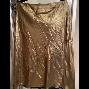 Beautiful skirt for upcoming holidays! Elastic (wrinkled) below knee